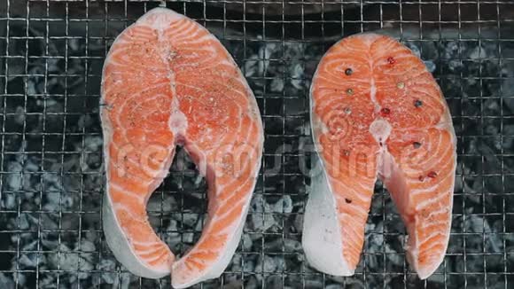 在烤架上烹制黑胡椒三文鱼烧烤鲑鱼烧烤视频的预览图