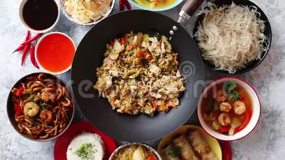彩色餐具中的亚洲东方食物成分视频的预览图