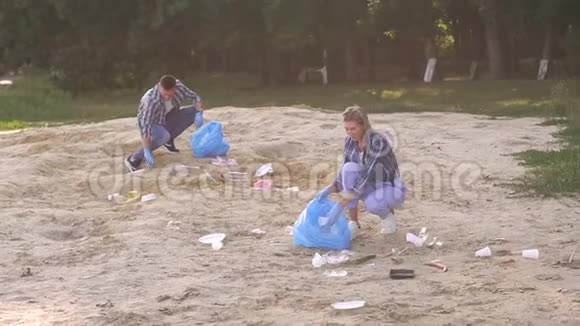 一群青年志愿者在海滩上捡垃圾视频的预览图