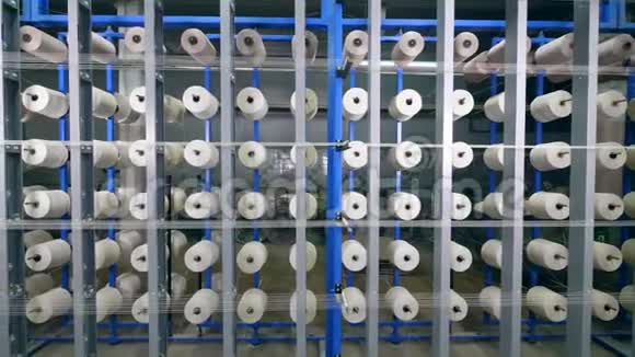 工业机器上有很多缝纫卷筒工业纺织厂视频的预览图