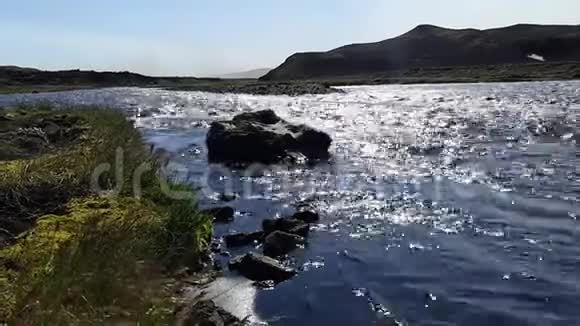 冰岛河流经风景区含有冰川融化的水视频的预览图