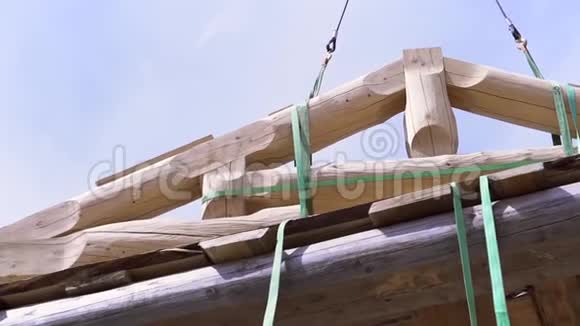 起重机在施工现场吊顶梁的底视图剪辑新生态的一部分视频的预览图