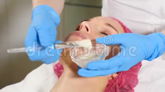 防老化面部用面膜霜按摩女性面部含胶原蛋白美容维生素和天然透明液体视频的预览图