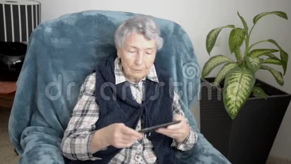退休妇女非常失望因为她不能使用智能手机视频的预览图