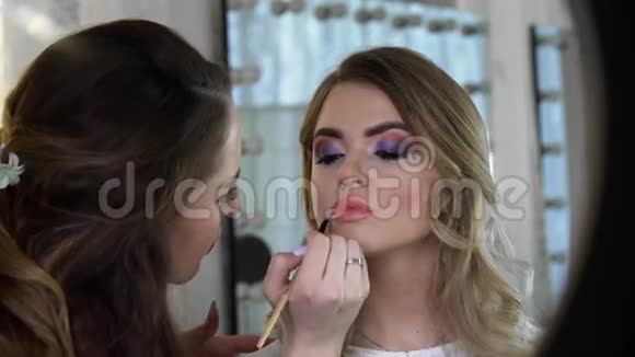 在美容院做永久嘴唇化妆的年轻女人视频的预览图