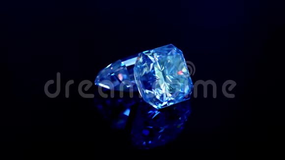 黑色背景上的蓝色钻石视频的预览图
