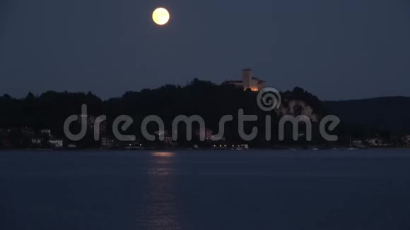 湖面映满月光视频的预览图