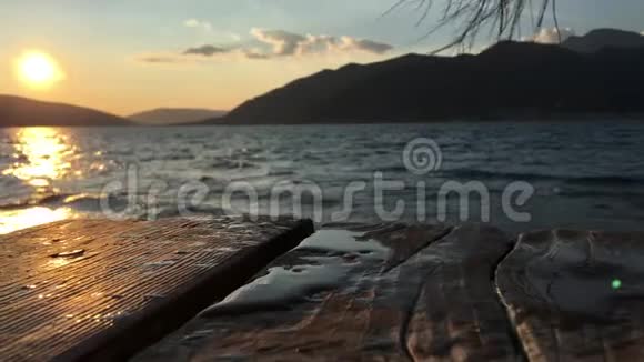 自然背景日落于大海和木板视频的预览图