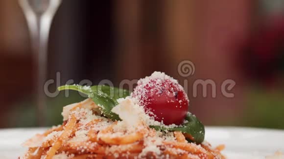 在餐厅的餐盘上在新鲜的开胃面食上洒上磨碎的美味奶酪帕尔马干酪视频的预览图