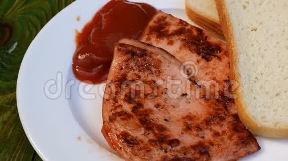 炸香肠块放在盘子里还有番茄酱和切片视频的预览图