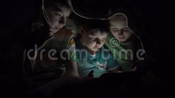 孩子们在平板电脑底下玩视频的预览图