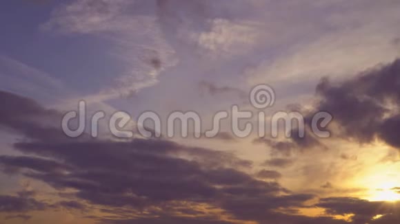 飞机飞向日落太阳的光线穿过紫色的云层视频的预览图