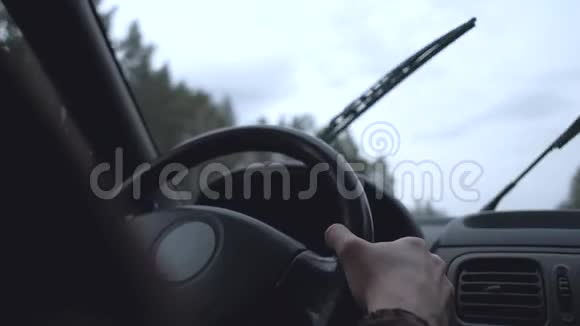 开着一辆有挡风玻璃雨刷的车清洁挡风玻璃视频的预览图