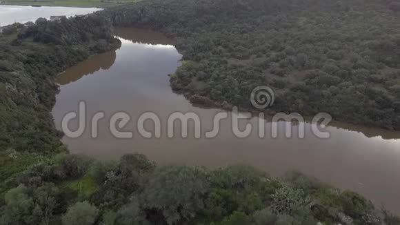 从上面可以看到在撒丁岛的无人机飞过努拉格河周围是河流和农田视频的预览图