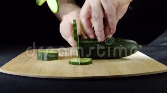 用刀切蔬菜用黑芝麻做汉堡库存录像做汉堡视频的预览图