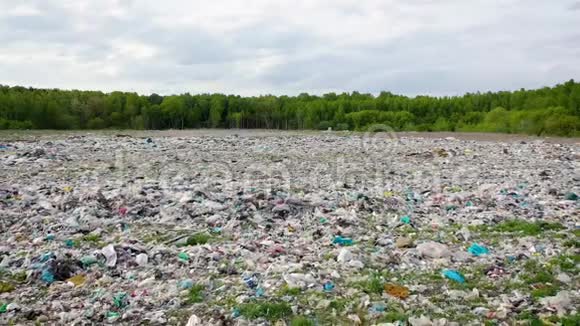 未经处理的塑料垃圾的空中后大垃圾场视频的预览图