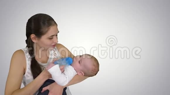 母亲从瓶子里抱着婴儿用阿尔法通道喂养婴儿视频的预览图