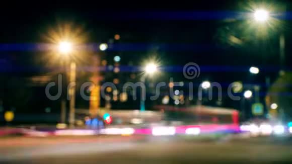 分散了夜间交通灯夜间城市交通模糊时间流逝视频的预览图
