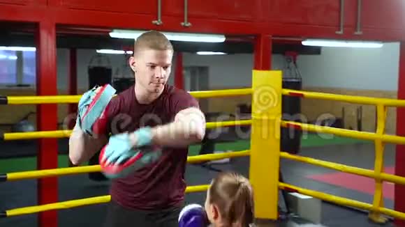在健身房和拳击教练一起训练女拳击手健康健康的生活方式战斗动力有氧运动的概念视频的预览图