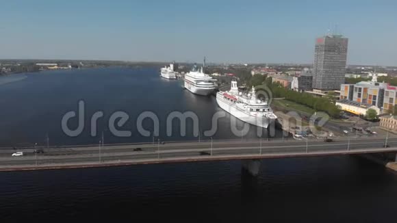 道加瓦河大桥游船和城市建筑的4k鸟瞰天际线视频的预览图