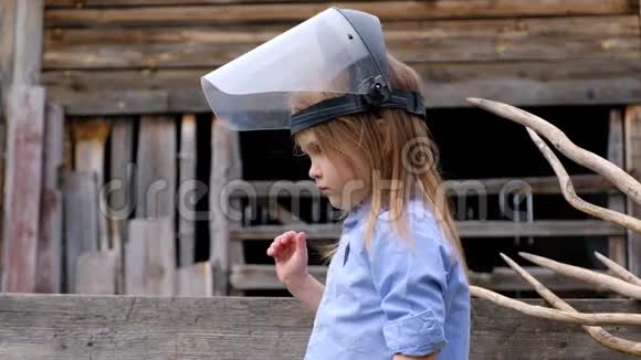建筑工人或工程师戴着安全帽的漂亮小女孩视频的预览图