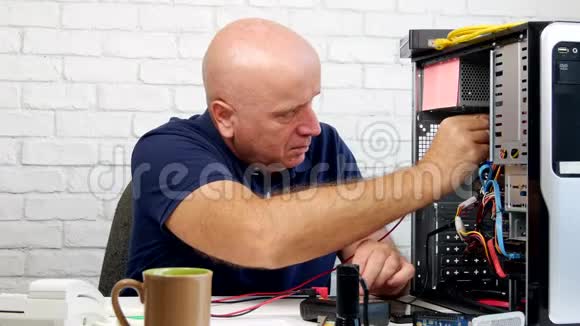 电脑维修工作技师及拇指向上微笑视频的预览图