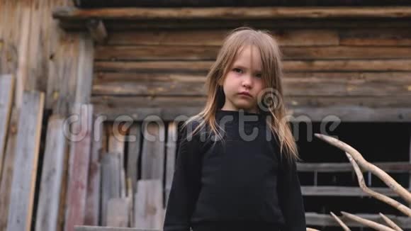 一个穿着黑色毛衣的悲伤美丽的小女孩的肖像视频的预览图