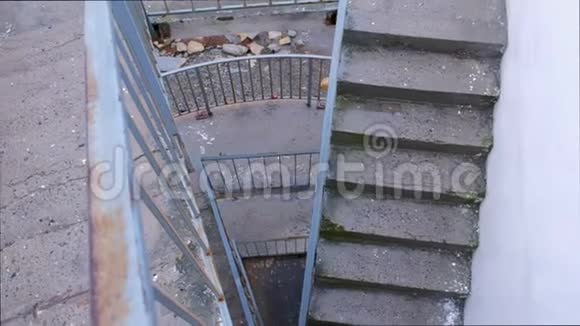 几层楼的楼梯从山上降落到海滩视频的预览图