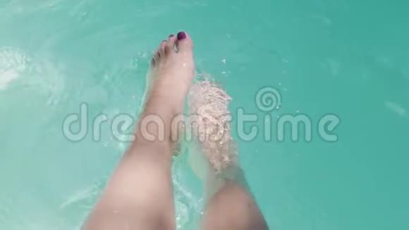 一个女孩的腿在游泳池附近特写视频的预览图