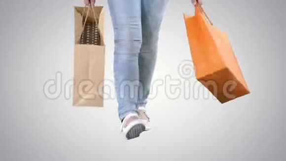 带着购物袋走在渐变背景上的小女孩视频的预览图