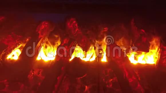 用火木模拟和水蒸气照明的壁炉如燃烧的火焰4k50fp夹视频的预览图