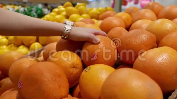 女人手摘葡萄柚的动作视频的预览图