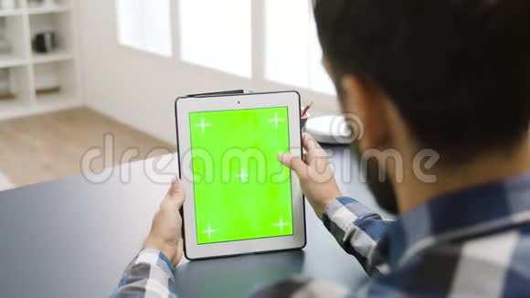 男子触摸屏幕上的数字平板电脑与绿色模型视频的预览图