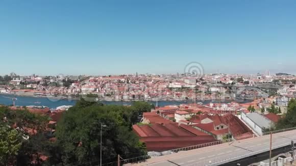 葡萄牙波尔图市全景从无人机上取下来视频的预览图