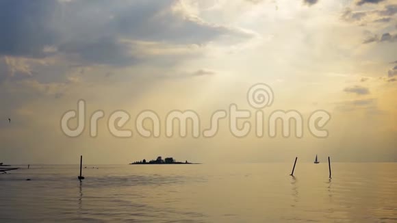 全景拍摄雄伟的日落和许多不同的船只和游艇在海上视频的预览图