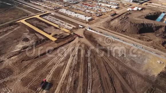 大型建筑工地包括几台挖掘机和起重机在一个建筑综合体上工作从空中俯瞰视频的预览图