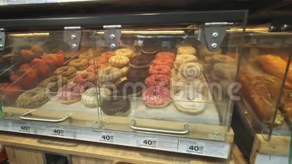 许多甜甜圈在超市或面包店上架视频的预览图