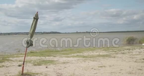 沙滩伞迎风飘扬视频的预览图