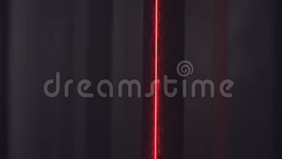 在黑暗的房间里木梁上发光的红色亮线特写库存录像激光特效视频的预览图