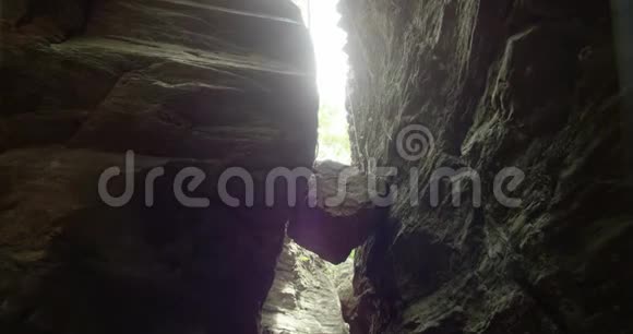 摄像机从山上和瀑布上空升起岩石山上的小瀑布视频的预览图