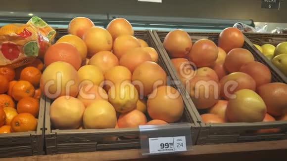 很多橘子和柑橘类水果一堆水果躺在超市里相机跨度视频的预览图