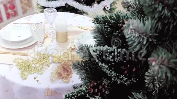 准备圣诞餐桌视频的预览图