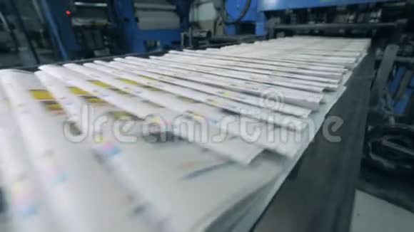 印刷杂志正沿着传送带移动用印刷术印刷报纸视频的预览图