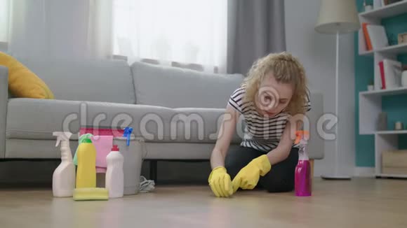 一个女人在打扫卫生的时候发现一只巨大的蚊子时感到厌恶视频的预览图
