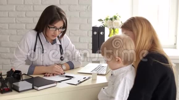 善良可爱的女医生和一个小男孩在儿童诊所交谈视频的预览图