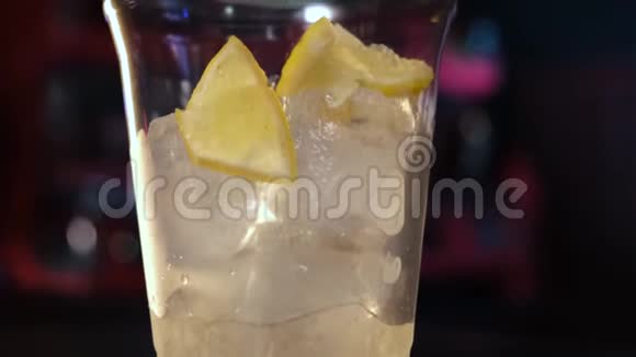 酒保把柠檬片扔进塑料杯里冷饮制作工艺视频的预览图