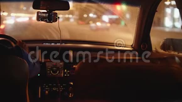 城市道路车辆挡风玻璃模糊的城市视野视频的预览图