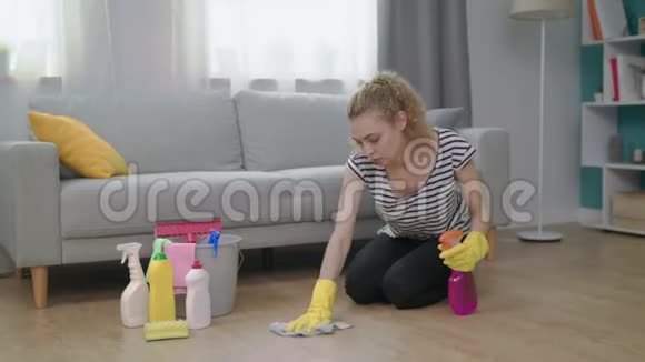 疲惫的女人打扫完公寓后擦额头上的汗水视频的预览图