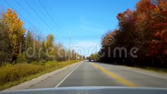 白天从车后向农村公路一侧停车后视从车辆后面的POV角度视频的预览图