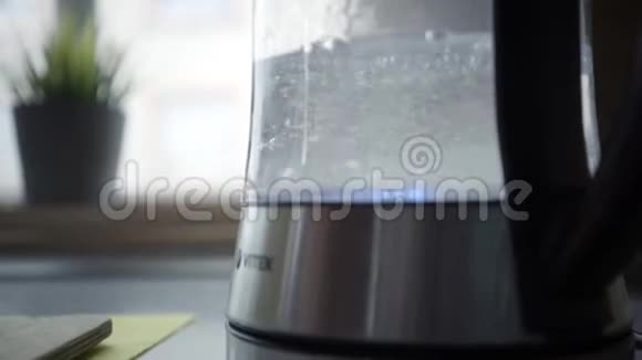 厨房里有电玻璃水壶库存录像一个冒泡茶壶的特写视频的预览图